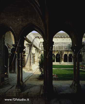 Chiostro-Arles_1.jpg