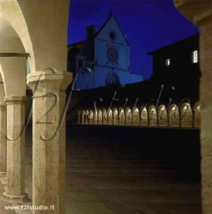 PiazzaBasilica-Assisi_notte.jpg